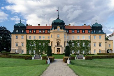 Lany, Çek Cumhuriyeti - 2 Ekim 2025: Çek Cumhuriyeti 'nin Orta Bohemya Bölgesi' ndeki Lany Kalesi malikanesinin manzarası
