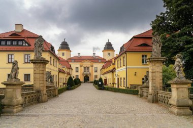 Walbrzych, Polonya - 30 Eylül 2025: Polonya 'nın güneybatısındaki Ksiaz Kalesi' nin girişindeki kapı binalarının manzarası