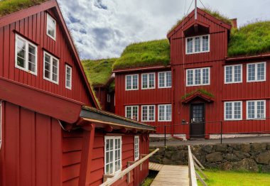 Torshavn, Faroe Adaları - 9 Temmuz 2025: Torshavn Adaları 'nın Tinganes Bölgesi' ndeki renkli kırmızı ahşap hükümet binaları