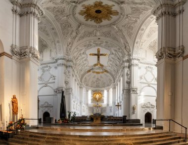 Wurzburg, Almanya - 9 Ekim 2025: Roma Katolik Kilian Katedrali 'nin merkezi naf ve mihrabının iç görünümü