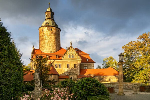 Суха, Польша - 30 сентября 2025 года: вид замка Чоха на юго-западе Польши на закате поздним осенним вечером