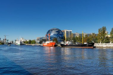 Kaliningrad, Rusya - 25 Eylül 2025: Kaliningrad şehir merkezindeki Pregolya Nehri ve Dünya Okyanusu ve Deniz Müzeleri manzarası