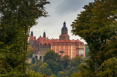 Walbrzych, Polonya - 30 Eylül 2025: Polonya 'nın güneybatısındaki Ksiaz Kalesi ve Ksiaz Peyzaj Parkı manzarası