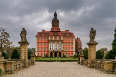 Walbrzych, Polonya - 30 Eylül 2025: Polonya 'nın güneybatısındaki Ksiaz Kalesi' nin önü