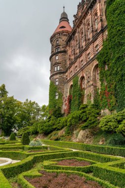 Walbrzych, Polonya - 30 Eylül 2025: Polonya 'nın güneybatısındaki Ksiaz Kalesi' nin arka bahçelerinin ve kale kulesinin manzarası
