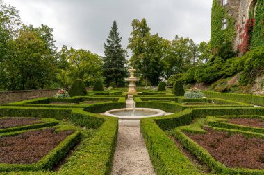 Walbrzych, Polonya - 30 Eylül 2025: Polonya 'nın güneybatısındaki Ksiaz Kalesi kompleksinde arka bahçelerin manzarası