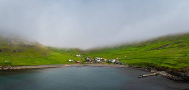 Faroe Adaları 'ndaki Sandoy' daki Dalur köyünün insansız hava aracı görüntüsü.
