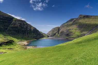 Faroe adası Streymoy 'da bulunan Saksun yakınlarındaki Pollurin tuzlu su gölünün yemyeşil renkli görüntüsü.