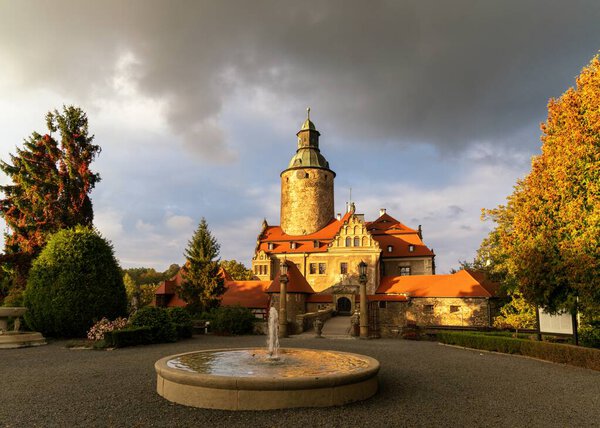 Суха, Польша - 30 сентября 2025 года: вид замка Чоха на юго-западе Польши на закате поздним осенним вечером