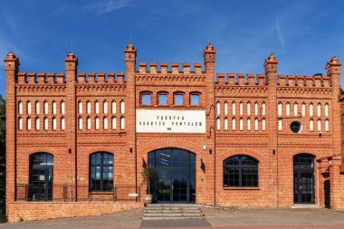 Chelmno, Polonya - 27 Eylül 2025: Chelmno şehir merkezindeki kırmızı tuğlalı Dobrych Pomyslow fabrikasının manzarası