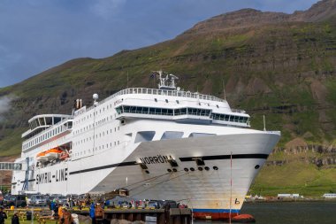 Seydisfjordur, İzlanda - 10 Temmuz 2025: İzlanda 'nın doğu kıyısındaki Seydisfjordur limanındaki Norrona feribotunun görüntüsü