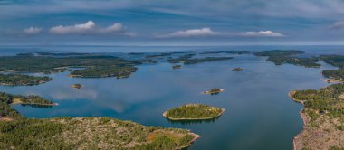Finlandiya 'nın Aland Adası takımadasının kuzeybatısındaki Hallo yakınlarındaki skerry ve adaların insansız hava aracı görüntüsü