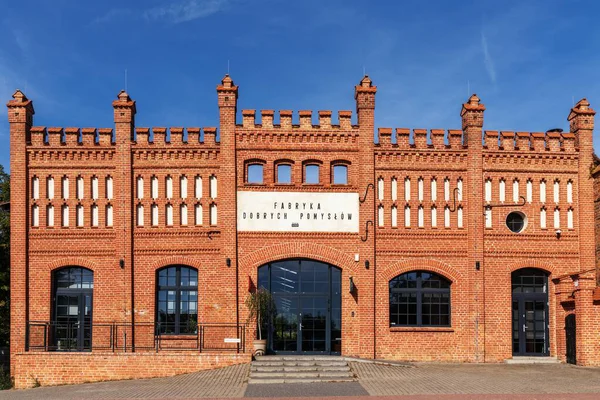 Chelmno, Polonya - 27 Eylül 2025: Chelmno şehir merkezindeki kırmızı tuğlalı Dobrych Pomyslow fabrikasının manzarası
