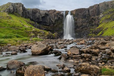 Doğu İzlanda 'da Seydisfjordur yakınlarındaki Gufufoss Şelalesinin yatay uzun pozlama görüntüsü