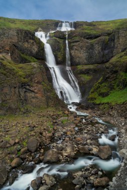 İzlanda 'nın kuzeydoğusundaki Jokuldalur Vadisi' ndeki muhteşem Rjukandi Şelalesi manzarası