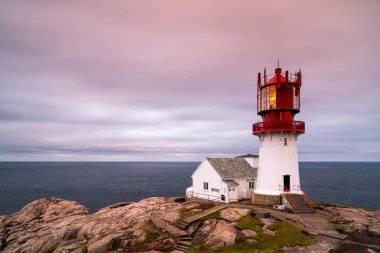 Lindesnes, Norveç - 11 Ağustos 2025: Gün batımında Norveç 'teki Lindesnes Deniz Feneri manzarası