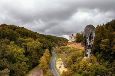 Suloszowa, Polonya - 29 Eylül 2025: Ojcow Milli Parkı 'ndaki Pieskowa Skala Kalesi ve Herkül' ün Kireç Taşı oluşumunun insansız hava aracı görüntüsü
