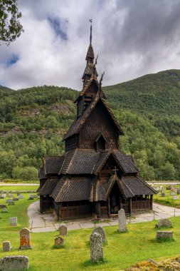 Laerdal, Norveç - 23 Ağustos 2025: Norveç 'in Vestland ilçesindeki tarihi Borgund Stave Kilisesi manzarası