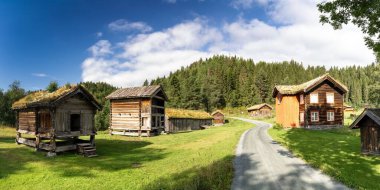 Eidsborg, Norveç - 13 Ağustos 2025: Telemark ilçesindeki Eidsborg köyündeki Vest-Telemark açık hava müzesinin panorama manzarası