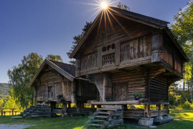 Heddal, Norveç - 15 Ağustos 2025: Telemark County 'deki Heddal Bygdetun Açık Hava Müzesi' ndeki iki ahşap tahıl ambarı
