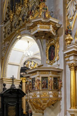 Czestochowa, Polonya - 29 Eylül 2025: Czestochowa 'daki Jasna Gora Manastırı' nın içindeki süslü yaldızlı kürsüye bakış