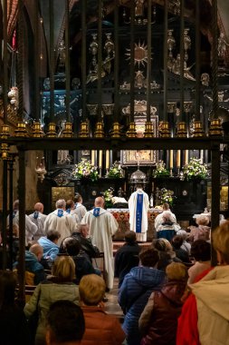 Czestochowa, Polonya - 29 Eylül 2025: Jasna Gora Manastırı 'ndaki Black Madonna tapınağında sabah ayinine katılan rahip ve hacılar