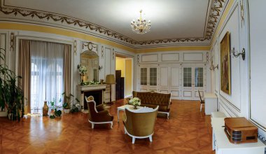 Mozna, Polonya - 30 Eylül 2025: Mozna Şatosu içinde özel oturma odası