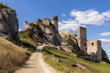 Olsztyn, Polonya - 28 Eylül 2025: Güzel bir sonbahar gününde Olsztyn Kalesi 'nin kalıntılarına giden yol