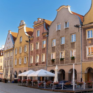 Olsztyn, Polonya - 26 Eylül 2025: Polonya 'nın kuzeyindeki tarihi Olsztyn kentinin pazar meydanının manzarası