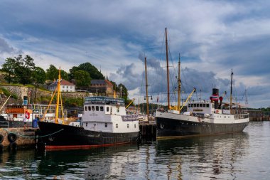 Oslo, Norveç - 2 Eylül 2025: Oslo şehir merkezindeki Radhusplassen Meydanı 'ndaki eski gemiler