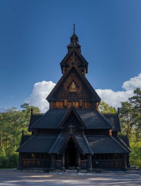 Oslo, Norveç - 3 Eylül 2025: Oslo 'daki Norveç Halk Müzesi' nin açık hava bölümündeki tarihi ahşap kapı kilisesi manzarası