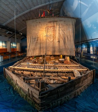 Oslo, Norveç - 3 Eylül 2025: Oslo şehir merkezindeki Kon-Tiki Müzesi içindeki Kon-Tiki salının kopyası