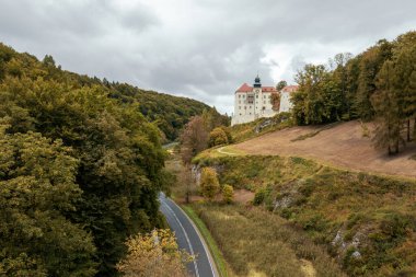 Suloszowa, Polonya - 29 Eylül 2025: Sonbahar başlarında Ojcow Ulusal Parkı 'ndaki Pieskowa Skala Kalesi' nin insansız hava aracı görüntüsü