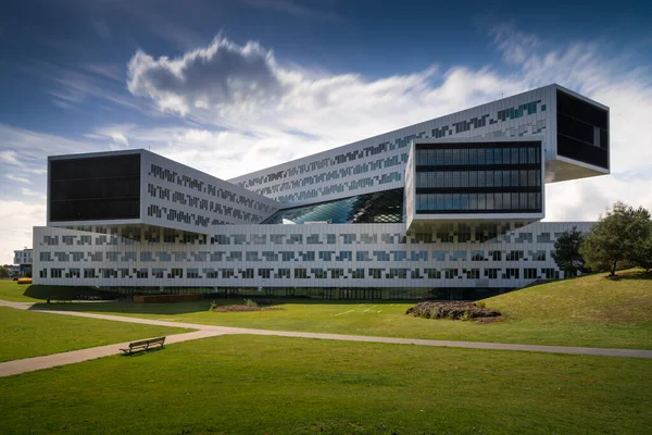 Oslo, Norveç - 3 Eylül 2025: Oslo şehir merkezindeki ikonik Ekvator binasının manzarası