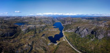 Norveç 'in güneyindeki Agder County' nin dağları ve göllerinin insansız hava aracı manzarası.