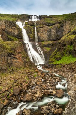 İzlanda 'nın kuzeydoğusundaki Jokuldalur Vadisi' ndeki muhteşem Rjukandi Şelalesi manzarası