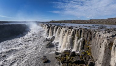 Kuzeydoğu İzlanda 'daki görkemli Selfoss Şelalesi manzarası