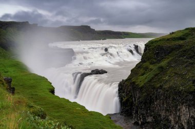 İzlanda 'daki Altın Çember turizm rotasındaki ikonik Gulfoss şelalesinin uzun soluklu görüntüsü