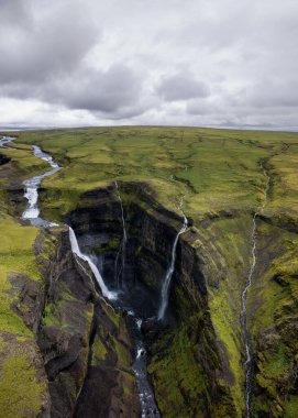 Grannifoss 'un ve İzlanda' nın güneyindeki Fossa Nehri kanyonunun insansız hava aracı görüntüsü.