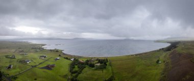 Thingvallavatn Yarık Vadisi 'nin ve İzlanda' nın güneybatısındaki gölün insansız hava aracı manzarası