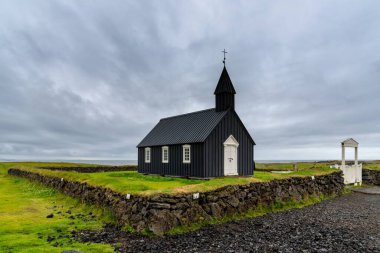 Budir, İzlanda - 24 Eylül 2025: Batı İzlanda 'daki Snaefellsnes Yarımadası' ndaki tarihi siyah Budakirkja Kilisesi manzarası