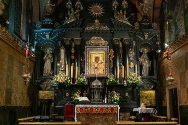 Czestochowa, Polonya - 29 Eylül 2025: Jasna Gora manastırı içindeki Black Madonna sunağı ve türbesi