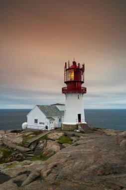 Lindesnes, Norveç - 11 Ağustos 2025: Gün batımında Norveç 'teki Lindesnes Deniz Feneri manzarası