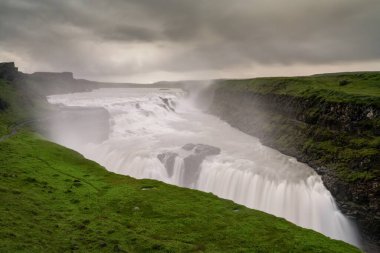 İzlanda 'daki Altın Çember turizm rotasındaki ikonik Gulfoss şelalesinin uzun soluklu görüntüsü