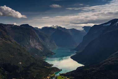 Lovatnet Gölü ve Vestland County 'deki Loen köyü yakınlarındaki dağların manzarası.