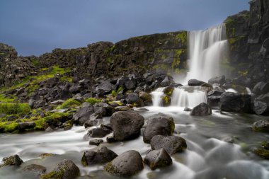 Oxararfoss Şelalesi İzlanda 'daki Thingvellir Ulusal Parkı