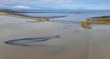 Siglufjordur yakınlarındaki Kuzey İzlanda 'da Hopsvatn Gölü ve nehir deltasının manzarası.