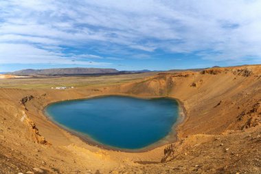 Kuzey İzlanda 'daki Kravla volkanik kalderasında turkuaz Viti Krateri Gölü manzarası