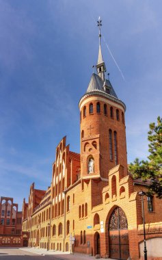 Chelmno, Polonya - 27 Eylül 2025: Chelmno şehir merkezindeki kırmızı tuğlalı Gotik Yardım Rahibeleri Manastırı