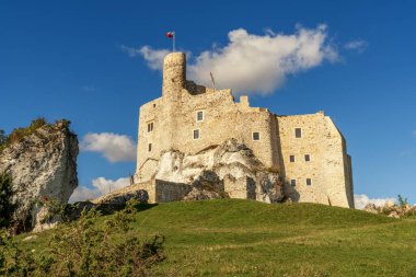 Mirow, Polonya - 28 Eylül 2025: Güzel bir sonbahar gününde Mirow Kalesi 'nin manzarası yıkılıyor